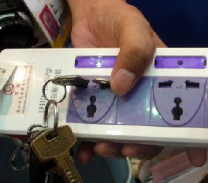 由于具有識(shí)別功能，插座只對(duì)標(biāo)準(zhǔn)插頭&ldquo;來電&rdquo;人體不受傷害