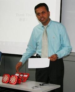 Asif Jakwani現(xiàn)場演示分別采用電阻型驅動器和線性恒流穩(wěn)壓器的汽車組合LED尾燈方案