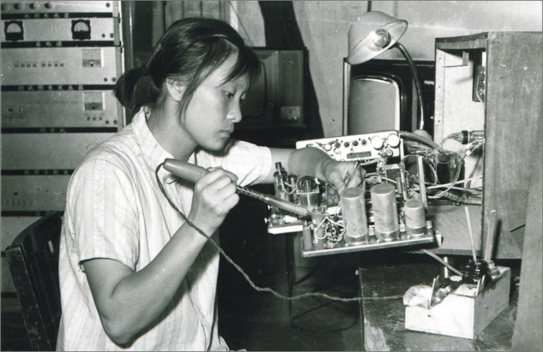 1970年，中國(guó)誕生第一臺(tái)彩色電視機(jī)，數(shù)年之后，長(zhǎng)虹才開始電視機(jī)的研制