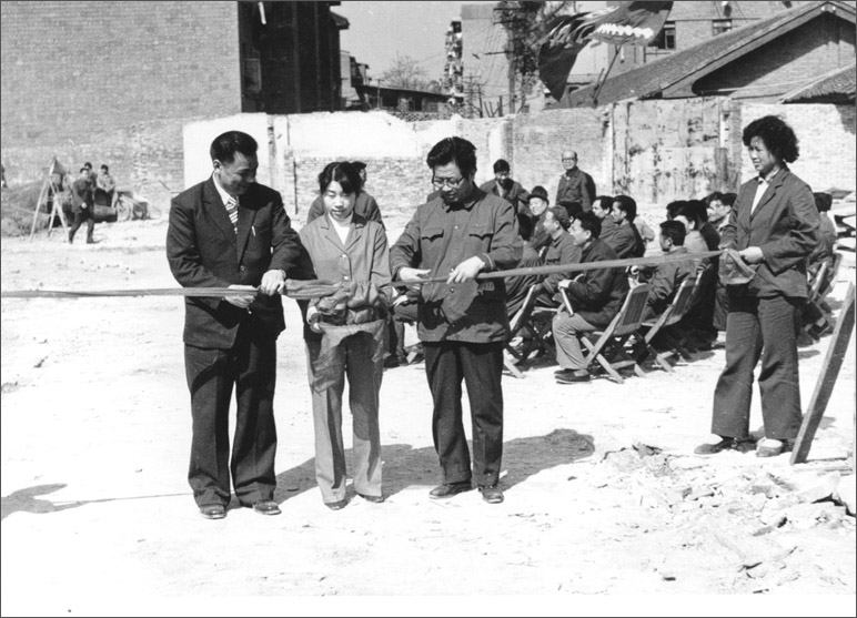 1986年，長(zhǎng)虹彩電工程奠基，這樣的剪彩儀式，剪出了中國(guó)最大的彩電生產(chǎn)基地之一