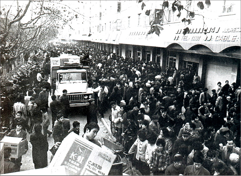 1989年，在彩電計(jì)劃調(diào)控的年代，長(zhǎng)虹彩電的降價(jià)引發(fā)搶購(gòu)潮