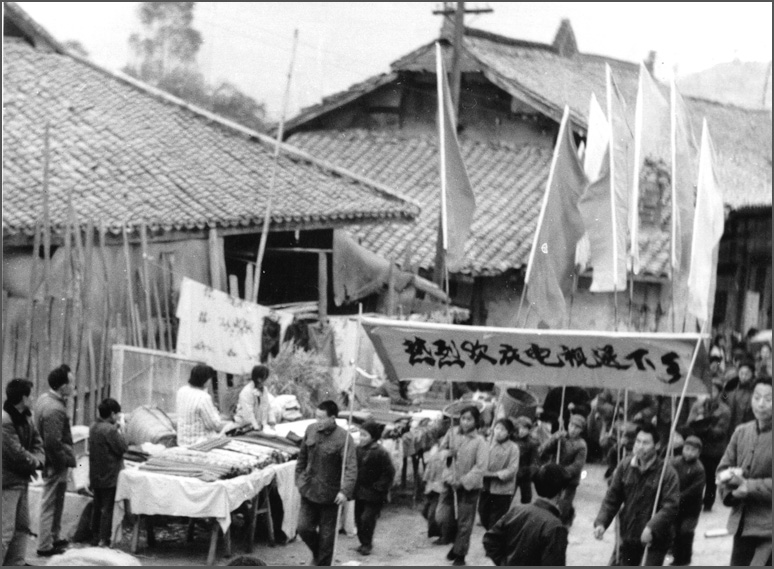 這可能是中國(guó)第一場(chǎng)&ldquo;家電下鄉(xiāng)&rdquo;，當(dāng)時(shí)長(zhǎng)虹在春季把彩電免費(fèi)送下鄉(xiāng)，秋天豐收后農(nóng)民有錢了再去收錢