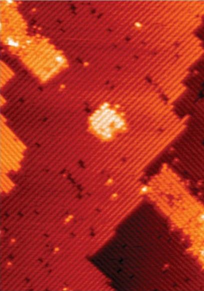 這是量子點設(shè)備模板，中間的小孔就是由7個磷原子構(gòu)成的