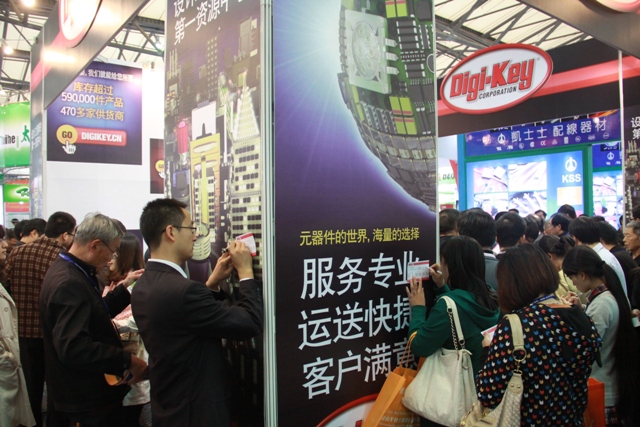 圖2 桌前均是排隊(duì)人群，觀眾靠墻填寫Digi-Key小卡片