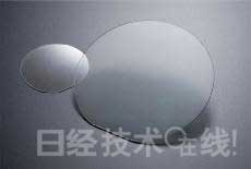 GaN晶圓。左為2英寸產(chǎn)品，右為4英寸產(chǎn)品