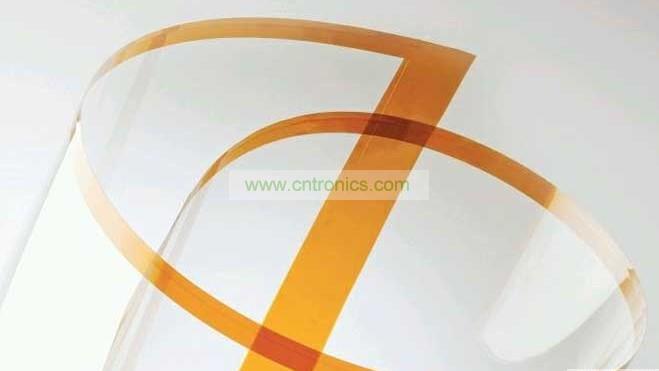 將Willow Glass卷成圓筒狀。