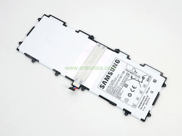 取出電池前要把周圍的帶狀電纜先拔出來，這個比較容易。Galaxy Note 10.1的電池容量為7000mAh,3.7V，預(yù)計續(xù)航時間8小時左右，重約136克，占據(jù)了整體重量的23%。不過為了減少機身厚度，電池做得很薄。