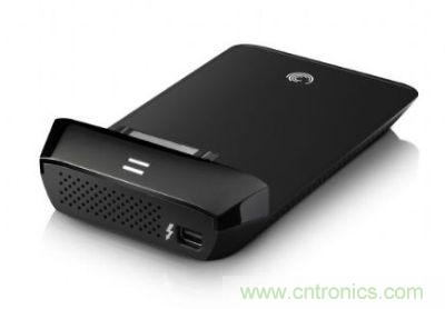 Thunderbolt高速傳輸接口可轉(zhuǎn)換成SATA接口，連接2.5寸硬盤產(chǎn)品