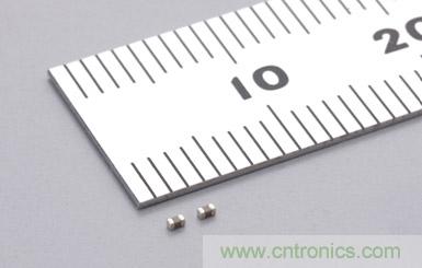  【導(dǎo)讀】目前伴隨著手機、平板電腦、LED照明等高科技電子產(chǎn)品的普及，電子設(shè)備正在不斷向小型化發(fā)展，電源的輸出功率也正在不斷增大。因此對電子設(shè)備采取過熱保護措施的重要性正在日益增強。其中特別對于只需組成簡單的電路就能夠發(fā)揮過熱保護作用的PTC熱敏電阻的需求正在不斷增加。本屆介紹的是村田一款1.0&times;0.5mm、溫度測量誤差&plusmn;3℃、額定零功率電阻值為1k&Omega;的片式PTC熱敏電阻。  隨著手機、平板電腦、LED照明等高科技電子產(chǎn)品的普及，電子設(shè)備正在不斷向小型化發(fā)展，電源的輸出功率也正在不斷增大，因此對電子設(shè)備采取過熱保護措施也更加重要，其中特別對于只需組成簡單的電路就能夠發(fā)揮過熱保護作用的PTC熱敏電阻的需求正在不斷增加。  現(xiàn)在具有過熱保護作用的片式PTC熱敏電阻的外形尺寸一般都大于1.6&times;0.8mm，溫度測量*2誤差也都大于&plusmn;5℃。村田利用自己開發(fā)的材料技術(shù)和生產(chǎn)工藝技術(shù)，成功地實現(xiàn)了外形尺寸為1.0&times;0.5mm、溫度測量誤差為&plusmn;3℃、額定零功率電阻值為1k&Omega;的片式PTC熱敏電阻系列產(chǎn)品的商品化。我們根據(jù)該產(chǎn)品的溫度測量值，在從80℃至150℃的范圍中以10℃為單位，劃分了各系列產(chǎn)品。  產(chǎn)品特點      * 外形尺寸小 (1.0&times;0.5mm)     * 溫度測量誤差小 (電阻值為100k&Omega;和10k&Omega;時，溫度測量誤差分別為&plusmn;3℃和&plusmn;5℃)     * 擁有豐富的以10℃為單位的系列產(chǎn)品，能夠滿足客戶的各種溫度測量要求 (80℃～150℃ (電阻值為100k&Omega;時) ; 65℃～135℃ (電阻值為10k&Omega;時) )     * 符合TUV和UL安規(guī)標(biāo)準(zhǔn)  用途      * LED燈的過熱保護和電力控制     * 筆記本電腦的電源散熱等; DC-DC轉(zhuǎn)換器的MOSFET*3過熱保護; 鋰離子電池保護電路中的MOSFET過熱保護     * 電動機逆變器和線圈的過熱保護和電力控制  術(shù)語說明  *1 熱敏電阻: 	對熱敏感的半導(dǎo)體電阻，其電阻值會隨溫度的變化而改變。一般來說，許多人都知道電阻值會隨著溫度的上升而逐步減小的NTC (負溫度系數(shù)) 熱敏電阻。然而在熱敏電阻中，還有一種當(dāng)溫度超過一定的溫度 (居里溫度*4) 時，其電阻值會隨著溫度的升高而急劇增大的元件，這就是PTC (正溫度系數(shù)) 熱敏電阻 (POSISTOR?*5) 。PTC熱敏電阻不僅具備過熱保護功能，還具有特有的電阻溫度特性，可被用來控制電流和電力。 *2 溫度測量: 	此系列產(chǎn)品最適用于檢測電阻值達到10k&Omega;或100k&Omega;時的溫度。 *3 MOSFET: 	Metal-Oxide-Semiconductor Field-Effect Transistor (金屬-氧化層-半導(dǎo)體-場效晶體管) 的縮寫。 MOSFET適合作為DC-DC轉(zhuǎn)換器的開關(guān)元件和一般的電流開關(guān)等元件。如果其工作溫度超過了一定的溫度，F(xiàn)ET (場效晶體管) 就會被損壞，因此通過使用具有過熱保護作用的POSISTOR?，就能夠防止FET因過熱而損壞。 *4 居里溫度: 	也稱居里點 (Currie Point) 。我公司將電阻值達到溫度為25℃時的電阻值 (額定零功率電阻值) 的2倍時的溫度定義為居里溫度。 *5 POSISTOR?: 	是株式會社村田制作所的注冊商標(biāo)。  系列產(chǎn)品型號      * PRF15AR102RB6RC     * PRF15BA102RB6RC     * PRF15BB102RB6RC     * PRF15BC102RB6RC     * PRF15BD102RB6RC     * PRF15BE102RB6RC     * PRF15BF102RB6RC     * PRF15BG102RB6RC  特性圖  特性圖  電氣特性  產(chǎn)品型號 	特性 	額定零功率  電阻值(在環(huán)境溫度為+25℃的條件 下) 	 電阻值為10k&Omega;時的溫度測量值 	電阻值為100k&Omega;時的溫度測量值 	最大電壓 PRF15AR102RB6RC 	AR 	1k&Omega;&plusmn;50% 	135&plusmn;5℃ 	150&plusmn;3℃ 	32VDC PRF15BA102RB6RC 	BA 	125&plusmn;5℃ 	140&plusmn;3℃ PRF15BB102RB6RC 	BB 	115&plusmn;5℃ 	130&plusmn;3℃ PRF15BC102RB6RC 	BC 	105&plusmn;5℃ 	120&plusmn;3℃ PRF15BD102RB6RC 	BD 	95&plusmn;5℃ 	110&plusmn;3℃ PRF15BE102RB6RC 	BE 	85&plusmn;5℃ 	100&plusmn;3℃ PRF15BF102RB6RC 	BF 	75&plusmn;5℃ 	90&plusmn;3℃ PRF15BG102RB6RC 	BG 	65&plusmn;5℃ 	80&plusmn;3℃ 外形尺寸圖  外形尺寸圖 生產(chǎn)體制  村田制作所八日市事業(yè)所在2011年3月開始了該系列產(chǎn)品的量產(chǎn)活動。 樣品價格  10日元/個