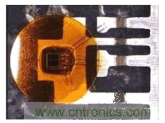 圖2：對于車用級R2Coupler產(chǎn)品如ACPL-M43T光電耦合器，Avago使用雙線強化關鍵功能連接