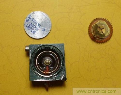 打開(kāi)可調(diào)電阻上面的鋁蓋，取出動(dòng)臂