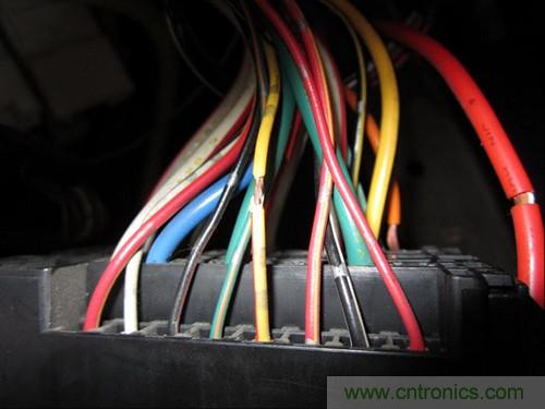 控制線25線--黃底紅條，電容器輸出線為最大的藍(lán)色線，接蓄電池正極的線為白底紅條粗線