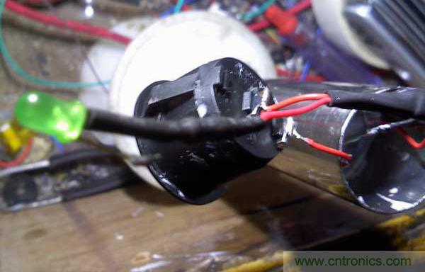 高亮LED手電筒超簡DIY:原理圖+全過程