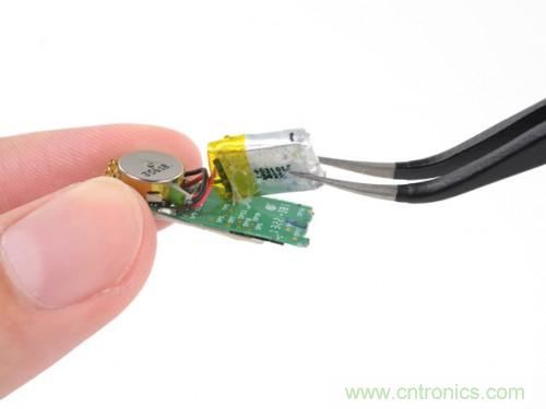 一個薄的金屬帶，電池是焊接在主板上