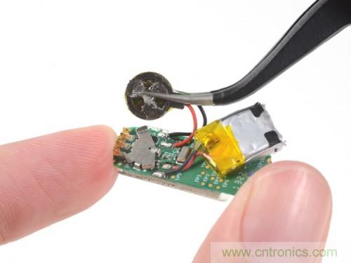 拿下電池，電池還沒有指甲蓋大，5-7天的電量