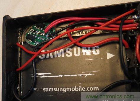 電池盒，安裝上鋰電池，用于外部強(qiáng)光LED供電