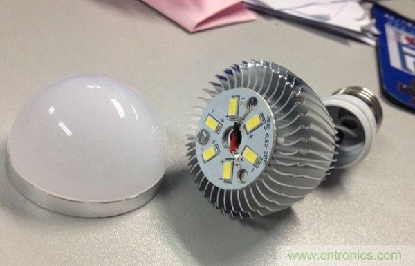 3瓦拆開(kāi)，基板只有一顆螺絲，還沒(méi)擰緊