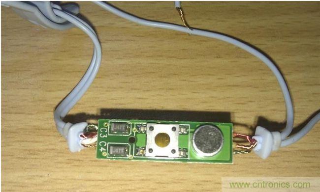 正面，好像是極性電容，一個按鍵，一個麥克：