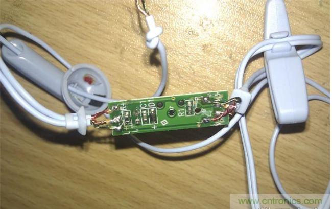 背面：電阻，電容，電感。接線圖也有標(biāo)注。很復(fù)雜的線控。