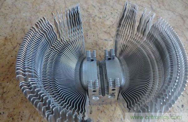 變廢為寶！風(fēng)扇散熱器變身山寨LED燈