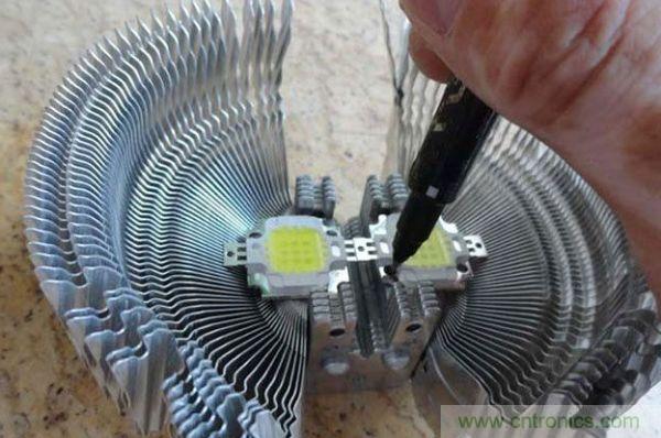 變廢為寶！風(fēng)扇散熱器變身山寨LED燈