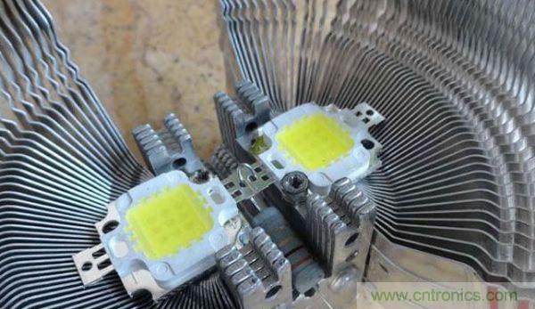 變廢為寶！風(fēng)扇散熱器變身山寨LED燈