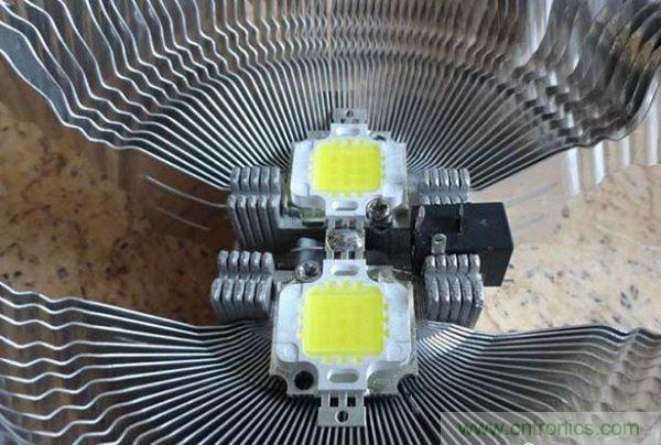 變廢為寶！風(fēng)扇散熱器變身山寨LED燈