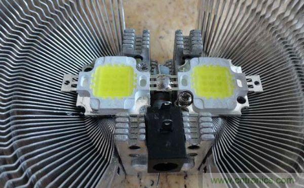 變廢為寶！風(fēng)扇散熱器變身山寨LED燈