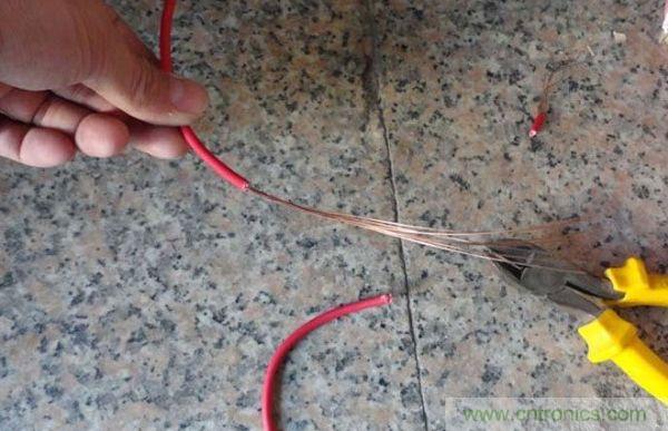 變廢為寶！風(fēng)扇散熱器變身山寨LED燈