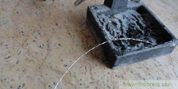 變廢為寶！風(fēng)扇散熱器變身山寨LED燈