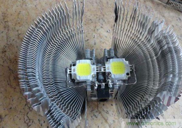 變廢為寶！風(fēng)扇散熱器變身山寨LED燈