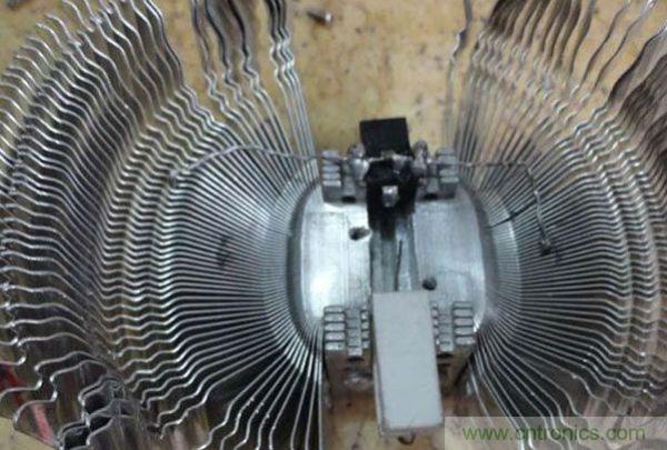 變廢為寶！風(fēng)扇散熱器變身山寨LED燈