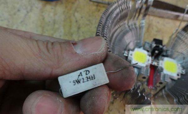 變廢為寶！風(fēng)扇散熱器變身山寨LED燈