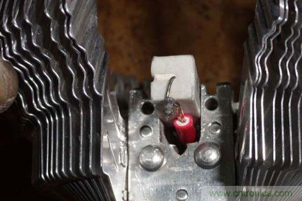 變廢為寶！風(fēng)扇散熱器變身山寨LED燈