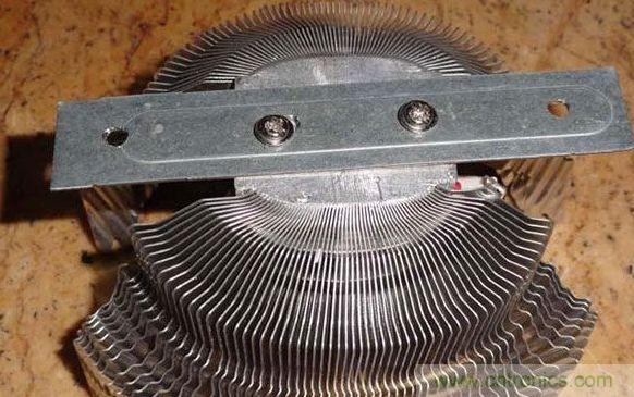 變廢為寶！風(fēng)扇散熱器變身山寨LED燈