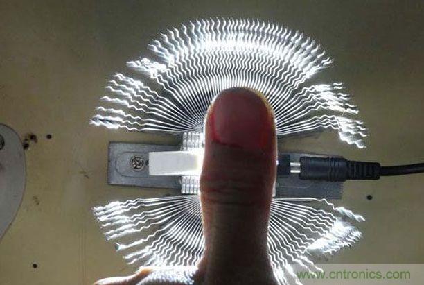 變廢為寶！風(fēng)扇散熱器變身山寨LED燈