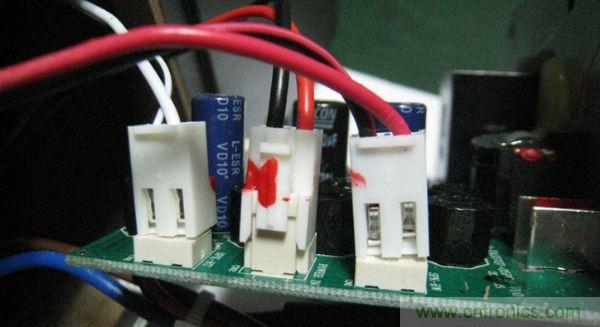 左邊是連接高音，中間是電源，右邊是低音連接