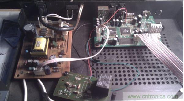 加了個繼電器，兩個三極管，五個電阻和一個二極管(三極管把解碼板的小信號進行了兩級放大,電阻是偏置作用)。