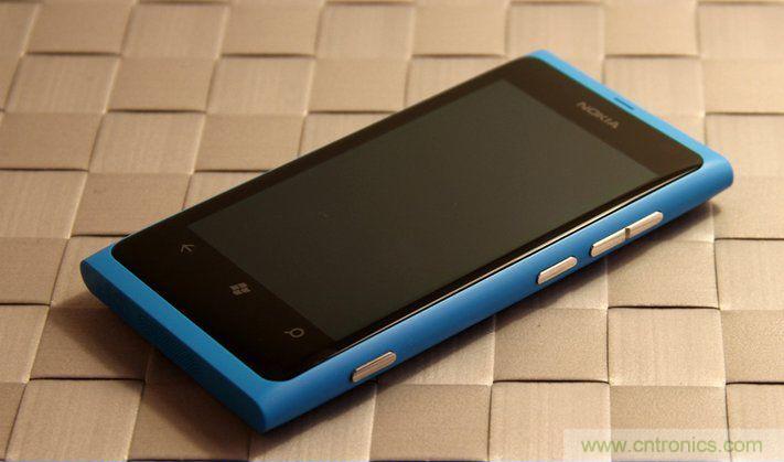 拆解諾基亞Lumia800,做工依舊精細(xì)！