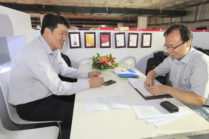 左一，Molex高級地區(qū)營業(yè)經(jīng)理王中