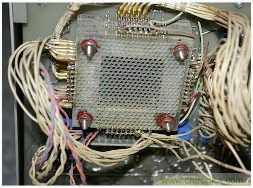 經(jīng)典懷舊拆解！歷史彌留的可編程科學(xué)計(jì)算器 from 1966