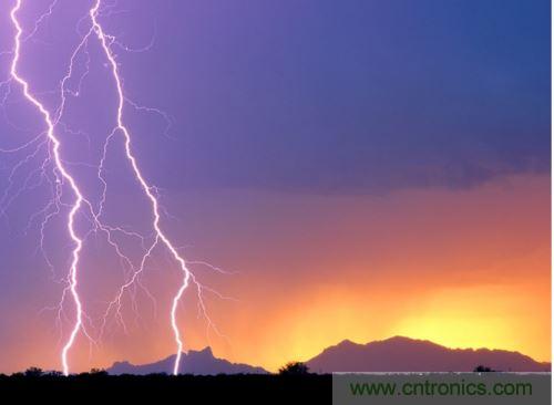 【導(dǎo)讀】處于空間變化的強(qiáng)電磁場(chǎng)中的物體，由于電磁感應(yīng)，在其內(nèi)部就會(huì)產(chǎn)生很高的感應(yīng)電動(dòng)勢(shì)，很容易造成意外?，F(xiàn)在家用電器的也采取了各種相應(yīng)的防護(hù)措施，特別是雷電的防護(hù)，不要以為在家里的電器就不怕雷電哦，&ldquo;家里&rdquo;也不安全的，所以雷天下電器防雷常識(shí)還是不可少的。  家用電器的防護(hù)，除了避免人為損壞外，諸多不可抗力因素所帶來(lái)的損壞也要采取相應(yīng)的防護(hù)措施，特別是雷電的防護(hù)。雷電流在50～100微秒的時(shí)間內(nèi)，從０變化到幾萬(wàn)安，再由幾萬(wàn)安變化到０，在其周?chē)臻g會(huì)產(chǎn)生瞬變的強(qiáng)電磁場(chǎng)。處于空間變化的強(qiáng)電磁場(chǎng)中的物體，由于電磁感應(yīng)，在其內(nèi)部就會(huì)產(chǎn)生很高的感應(yīng)電動(dòng)勢(shì)。以前，由于它的成災(zāi)概率極小，沒(méi)有引起人們的注意，但隨著微電子技術(shù)的重大進(jìn)展，超大規(guī)模集成電路誕生，它的能耗小、靈敏度極高等特點(diǎn)，使得其容易被損壞。          在建筑物內(nèi)，大量布設(shè)著各種導(dǎo)體線路。當(dāng)建筑物遭受雷擊或其周?chē)l(fā)生雷擊時(shí)，雷電流將在建筑物內(nèi)部空間產(chǎn)生瞬態(tài)磁場(chǎng)脈沖，這種磁場(chǎng)脈沖干擾上述回路后，將在回路中感應(yīng)出瞬態(tài)過(guò)電壓，危及這些回路相連的設(shè)備。雖然建筑物做好了防雷措施，但建筑物不可避免的會(huì)出現(xiàn)露洞。比如大面積的門(mén)窗可以讓電磁波入侵來(lái)去自由，輸電線路引雷入室等等。甚至有些電器還是露天使用的，因此應(yīng)做好電器防雷。 6   電力系統(tǒng)因其裸露而置于高空，是最易遭受雷擊的。20世紀(jì)初，在電力系統(tǒng)應(yīng)用到輸電線中上時(shí)創(chuàng)造了避雷線，即接閃器是一根或兩根架設(shè)在輸電線上方的接地鋼線，也就是前面所稱的&ldquo;避雷線&rdquo;。由于它簡(jiǎn)單有效，所以在房屋建筑上也推廣了這種形式的接閃器，將它安裝在房屋上容易發(fā)生雷擊的地方，起到避雷的作用。現(xiàn)在許供電線路采用地下電纜，對(duì)防雷有了很大的幫助。但高壓運(yùn)輸還是必須架空明線，因此，必須使用避雷線。          人們通常用過(guò)壓保護(hù)器來(lái)保護(hù)電器。其防雷原理是：這種保護(hù)器有兩個(gè)端口，電器電源火線與零線分別各接保護(hù)器的一個(gè)端口，每個(gè)保護(hù)器另一端再接地，通過(guò)間隙擊穿達(dá)到對(duì)地放電的目的。在正常工作電壓下，避雷器間隙不會(huì)被擊穿，當(dāng)過(guò)電壓沿導(dǎo)線傳過(guò)來(lái)危及被保護(hù)設(shè)備的過(guò)電壓時(shí)，避雷器間隙很快被擊穿，對(duì)地放電，使大量的電荷都泄入到大地，從而限制了被保護(hù)設(shè)備的輸入電壓，起到了保護(hù)設(shè)備的作用。過(guò)電壓過(guò)去以后，間隙能迅速恢復(fù)，使電器正常工作。一些高檔的電器自帶保護(hù)器，但是還有許多的電器沒(méi)有這一裝置。因此，應(yīng)在入戶電線接上保護(hù)器。在雷暴天氣時(shí)，如果沒(méi)有特別的用電要求，最好將入戶總閘關(guān)閉。          微電子技術(shù)的發(fā)展，用電器大量使用集成電路。雷電發(fā)生時(shí)的電磁效應(yīng)是集成電路的克星。而現(xiàn)在使用集成電路最多的莫過(guò)于計(jì)算機(jī)了，為了防止電磁感應(yīng)對(duì)其的破壞，計(jì)算機(jī)的主機(jī)外殼一般由金屬制成。利用金屬的靜電屏蔽和對(duì)電磁波的趨膚效應(yīng)，對(duì)防止感應(yīng)雷有很好的效果。