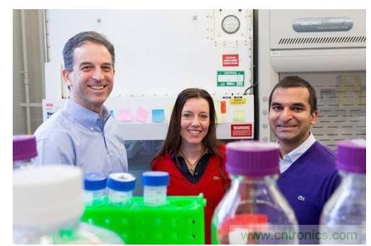 從左到右：MIT生物工程學(xué)教授Ron Weiss、機(jī)械工程學(xué)副教授Domitilla Del Vecchio，以及MIT生物工程系學(xué)生Deepak Mishra。