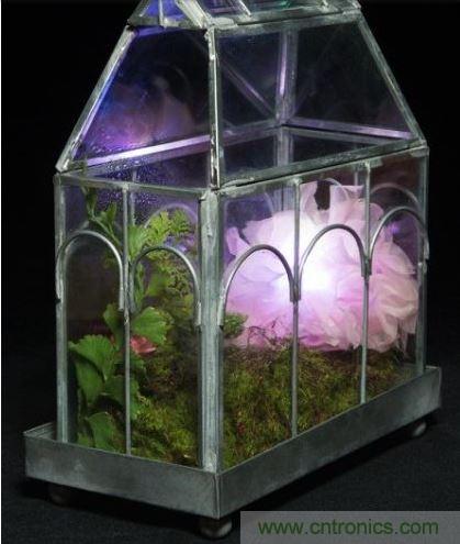 當(dāng)傳感器讀到的數(shù)值低于閾值，則LED會閃爍紅光