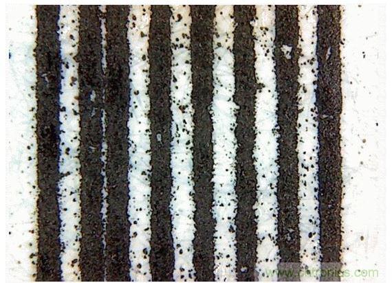 惠普(HP)Laserjet 600 M601(5mil的線寬和間距&mdash;&mdash;顯微鏡圖像)。注意空白處的碳粉斑點和兩條并在一起的線