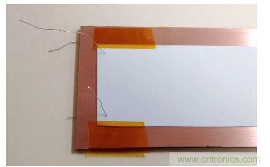 對齊后的碳粉轉(zhuǎn)印紙。注意用于對齊的小細線