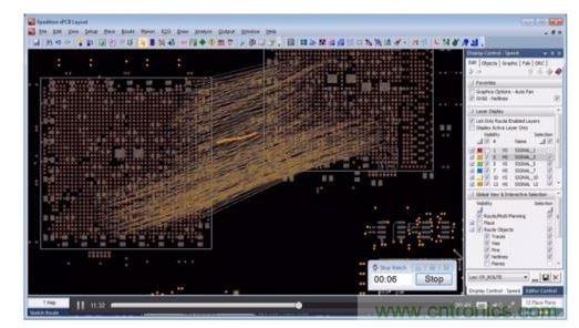 針對(duì)顯示連接的網(wǎng)絡(luò)線，設(shè)計(jì)師繪制出一個(gè)非常簡(jiǎn)略的草圖，隨后布線器便開(kāi)始工作。角落里的秒表記錄了完成布線的實(shí)際時(shí)間。