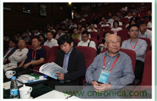 圖6：哈爾濱工業(yè)大學(xué)教授楊孝宗和蘇州納米技術(shù)與仿真研究所博導(dǎo)張鋌等專家坐鎮(zhèn)2015中國(guó)創(chuàng)客論壇，為中國(guó)創(chuàng)新加油！