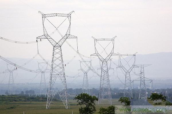 很多人在談到三相電時(shí)認(rèn)為是單相的、多了一個(gè)接地孔的三孔插座，就是因?yàn)閷?duì)三相電和三孔插座的概念出現(xiàn)了偏差。本文針對(duì)這個(gè)容易出現(xiàn)誤差的常識(shí)性錯(cuò)誤進(jìn)行糾正。