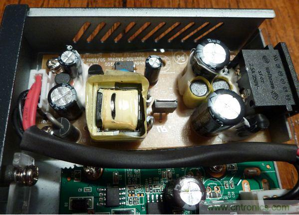 圖5：去掉塑料防護罩后的電源子系統(tǒng)細節(jié)特寫。